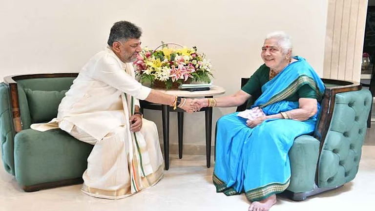 கர்நாடகாவின் புதிய முதல்வராக பதவியேற்பு விழாவிற்கு முன்னதாக தனது தாயாரிடம் ஆசி பெற்ற டி.கே.சிவகுமார்!!